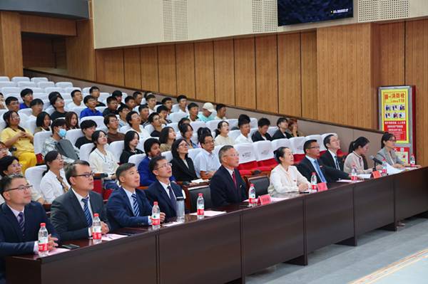 http://www.aqnu.edu.cn/__local/7/92/B1/ADFE793FC809695042AF281C844_6D57256C_7AD94.jpg